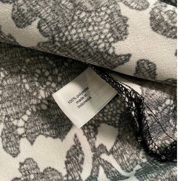 Lane Bryant Black & White floral Blouse SZ 14/16 - Picture 7 of 7